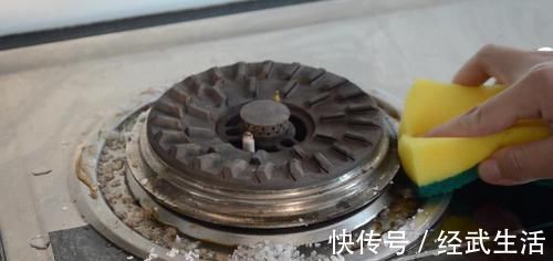 家家户户|在灶台上放几张纸巾,作用真强大,解决家家户户困扰的烦恼,实用