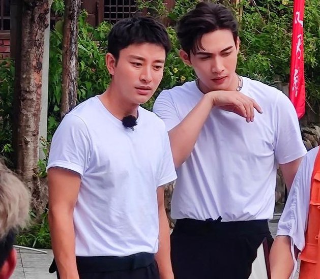 《极限挑战》再引争议，为节目效果脚踢茶叶在地上踩被批没素质