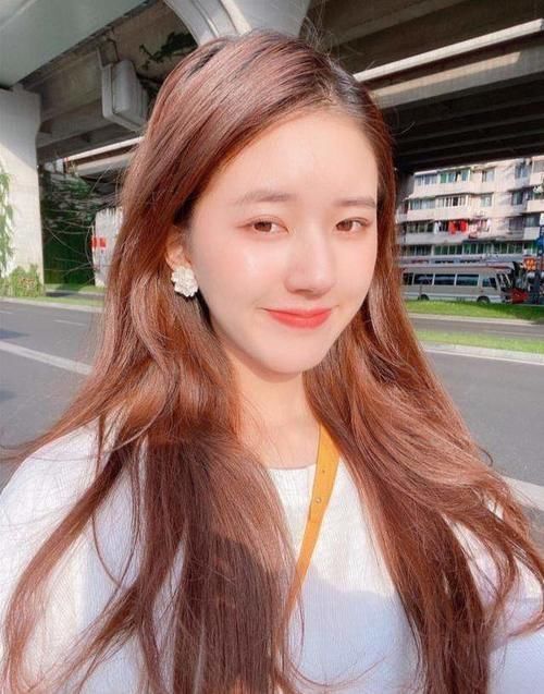 木棕|今年冬季流行染“奶茶色”,看似低调却很有质感,不换发型也时髦