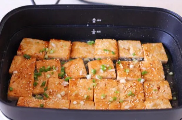 豆腐别直接煎,大厨教我2招,豆腐不粘锅不掉皮,外酥里嫩,真香