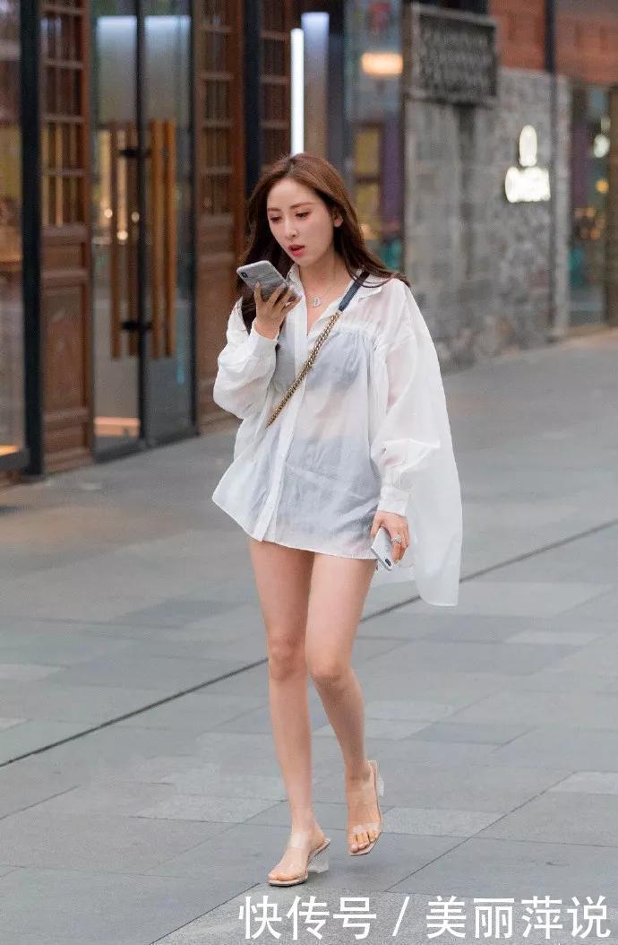 美女街拍时尚的女生爱穿高跟鞋,能够展现出她们的时尚气息