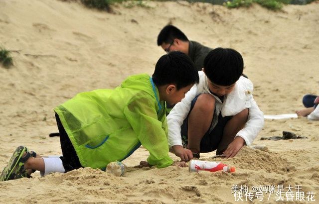 沙子|为了让孩子玩沙子,家长直接掀开家中的地板,宝爸:错了错了