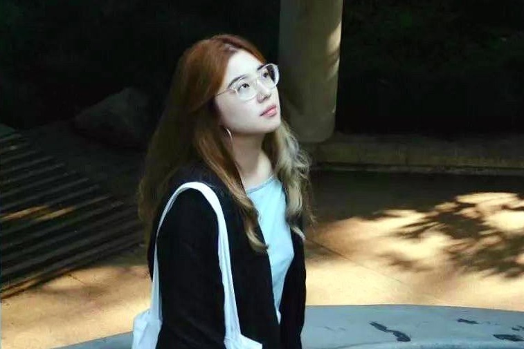 老外们&老汉让美女徒弟用身体写字,亮相欧洲,老外都看懵了,这是书法?