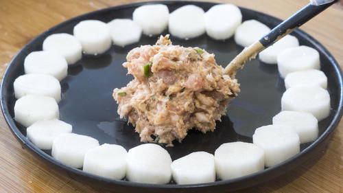 五花肉别红烧了，1种做法2种吃法，简单蒸一蒸，简单省事又营养