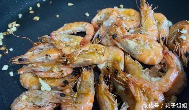 蒜香虾,只需2个技巧,就能做出比饭店还好吃的炒虾