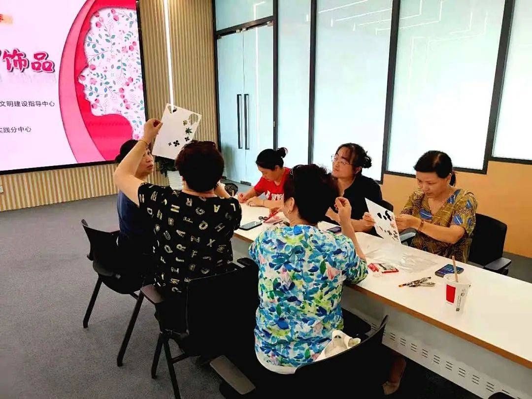 徐家汇|夏日时尚单品？在徐家汇T站你也能自己DIY
