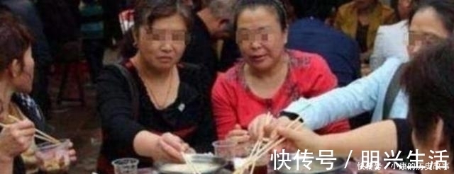 村民|奶奶带孙子参加酒席,回家后被大家“拉黑”,村民:你自己管吧