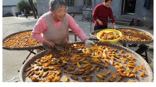 红薯干一晒就发黑?农村大娘教你2招,晒出来软糯香甜,鲜艳透亮