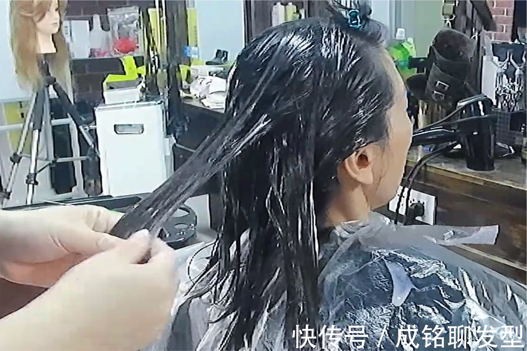 头发|热烫软化时,吹干和湿发涂抹有啥区别?软化速度与烫后质感的区别