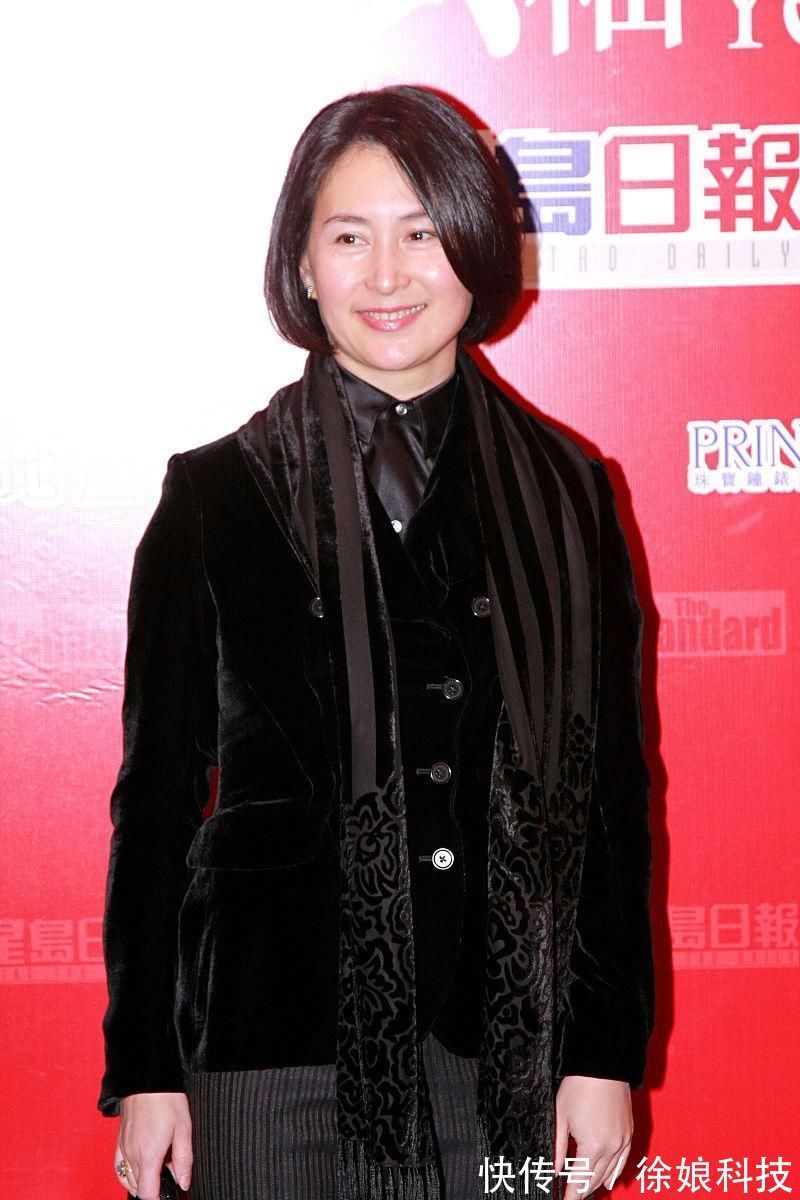 黑色|58岁何超琼再次艳压群芳,黑色蕾丝裙配飞尾短发,胸针显真名媛