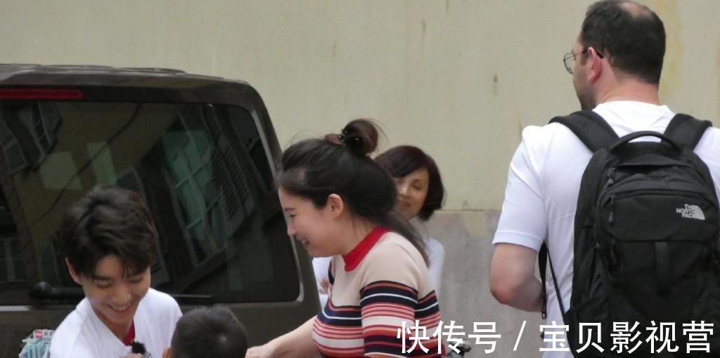 萌娃|《中餐厅2》迎来萌娃小胖子客人,王俊凯上演各种温柔最后还抱起玩耍