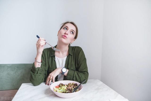 不良习惯|尽管我很少吃东西，但在58岁时，我意识到什么习惯会导致体重超标