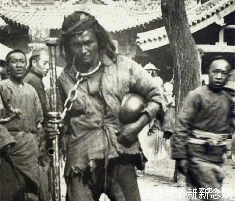 实情!同治年间,两乞丐当街耍蛇,一老者看后,惊诧此非蛇,而是人