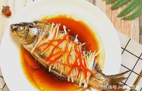 清蒸鱼时,有人放食盐有人放生抽?大厨:教你正确做法,太香了