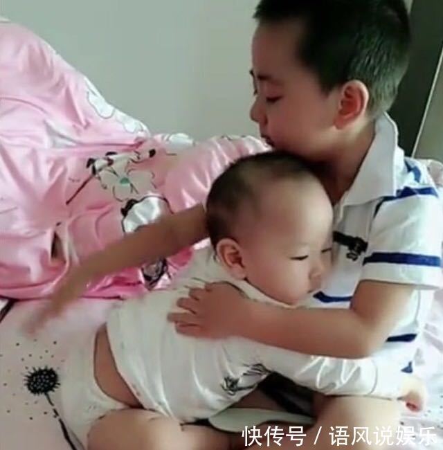哥哥|1岁弟弟和3岁哥哥在玩,弟弟突然打哥哥,哥哥的做法,让人暖心