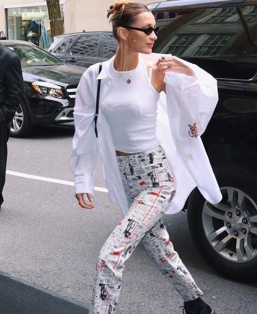 阔腿裤失宠了，如今全网火爆的是“报纸裤”，走到角落都是焦点！