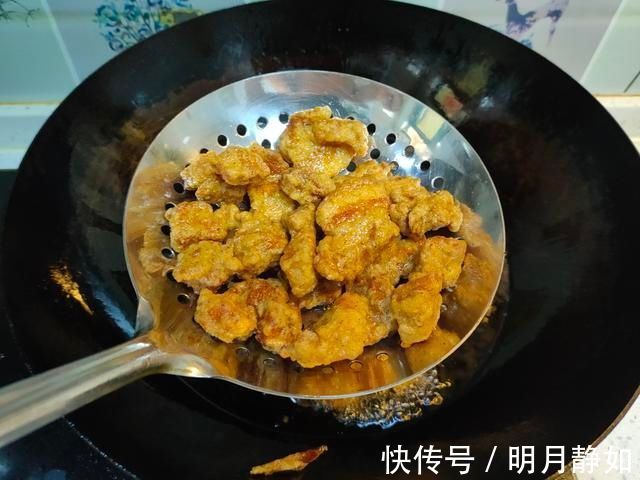 做炸酥肉，有“三样调料”不能少，酥肉金黄酥脆，咬一口满嘴香
