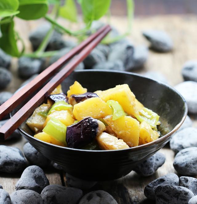 地三鲜,用长茄子还是用圆茄子区别很大,这样做不油腻,超下饭