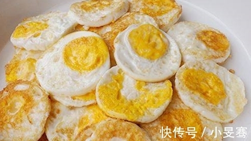 鸡蛋|荷包蛋总是煎不好？教你一招，煎出来的鸡蛋又圆又嫩，还不粘锅！