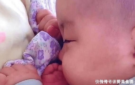 小动作|趁着妈妈不在,宝宝偷偷搬起小脚丫啃了起来,宝妈看后哭笑不得