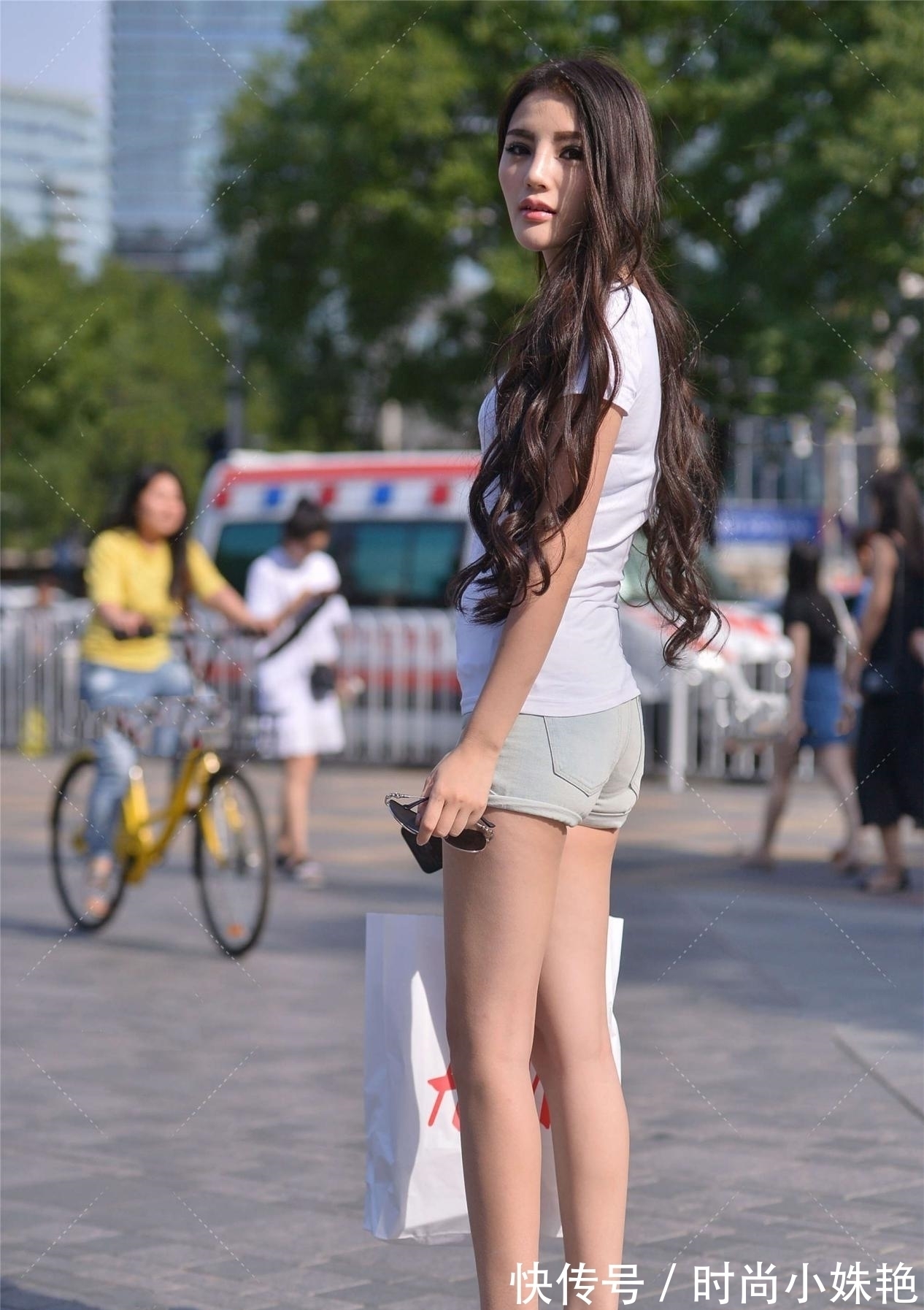 脖颈处 简单的白色上衣搭配纯色短裤,减龄时尚,又显得清纯十足