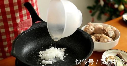 炖猪蹄怎样能上色,只要加了这“三样”,猪蹄红润脱骨,软烂入味