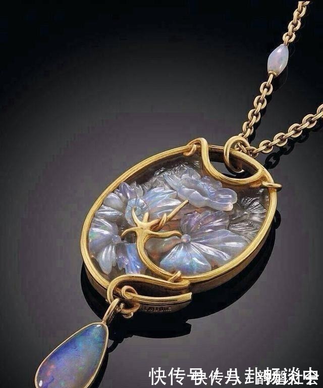 图案 项链从来都是女人的焦点,它的价值从没消失过,有与众不同的光芒