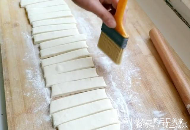 炸油条,传统老配方不用鸡蛋不用酵母,让您找回小时候的味道