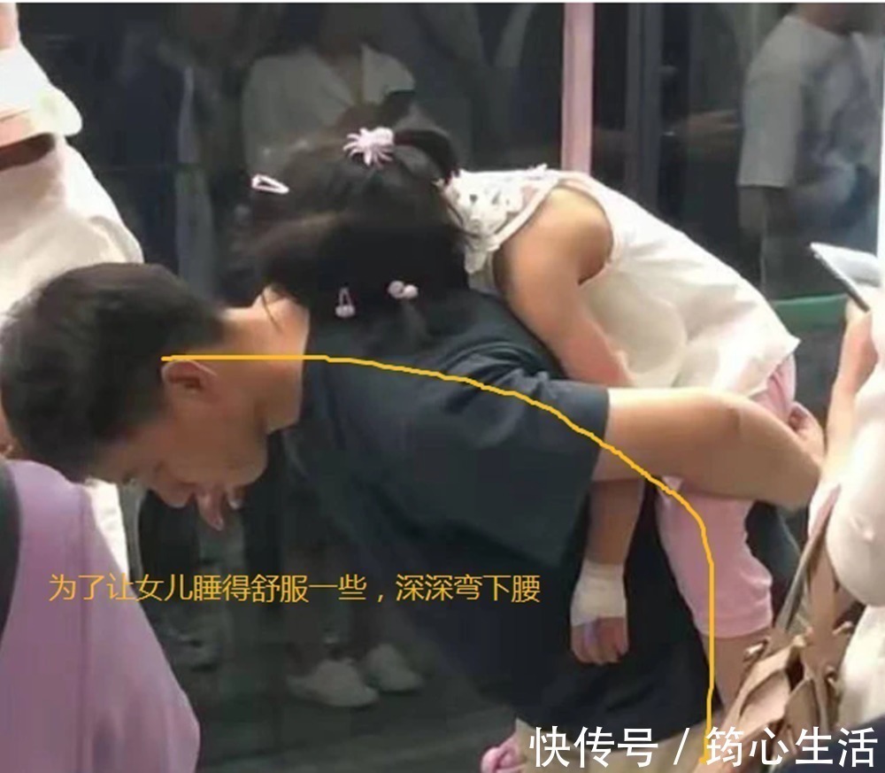 照片|爸爸带女儿看病的照片走红,看到他的动作,网友:关键时刻很靠谱