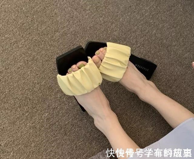 脚型 是时候穿凉鞋了!今年流行这几款,清凉显脚小!