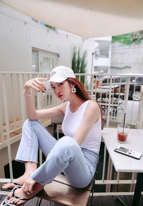 潮范儿美搭俏皮中带点性感的女生,应该是很多人喜欢的类型吧