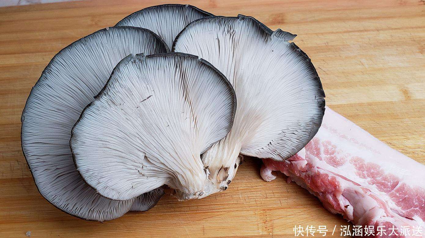 关键|五花肉炖蘑菇的简单家常烧法，不仅蘑菇鲜嫩肉香好吃，关键超下饭