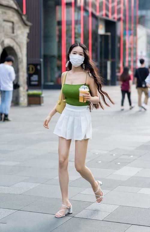 时尚|时尚搭配，搭配短款百褶裙，给人一种青春靓丽的感觉