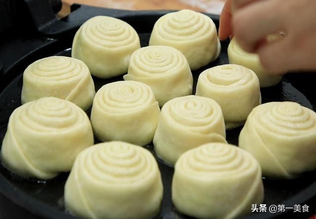 松软|一碗面粉，一包牛奶，快速做出奶香盘阳饼，香甜松软，奶香四溢