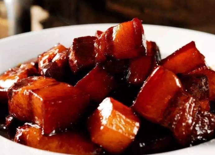 红烧肉放点酱油就发黑,用这个新做法轻松解决,好吃可口还美观