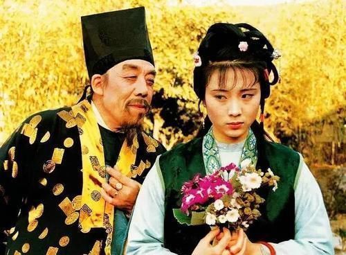 贾赦|贾赦要纳鸳鸯为妾,王熙凤为什么告诉平儿出去躲躲