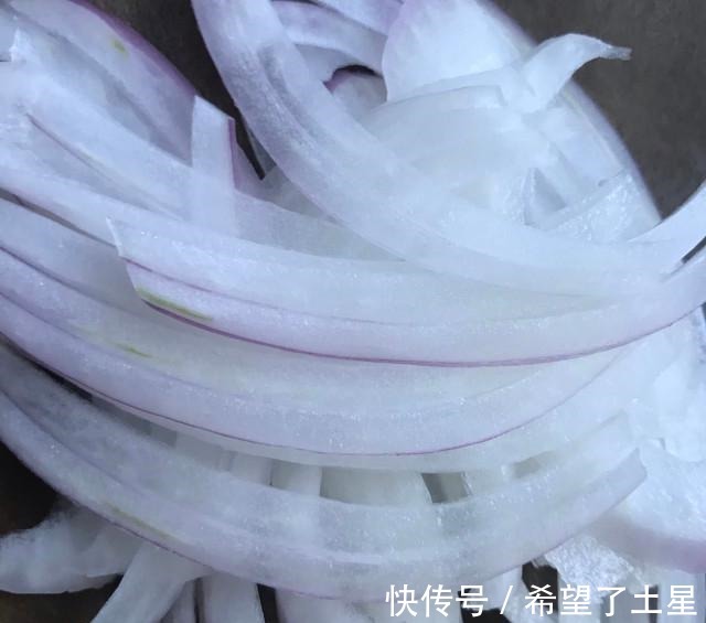 油豆腐|油豆腐丝拌洋葱,家常小菜,爽口又开胃!
