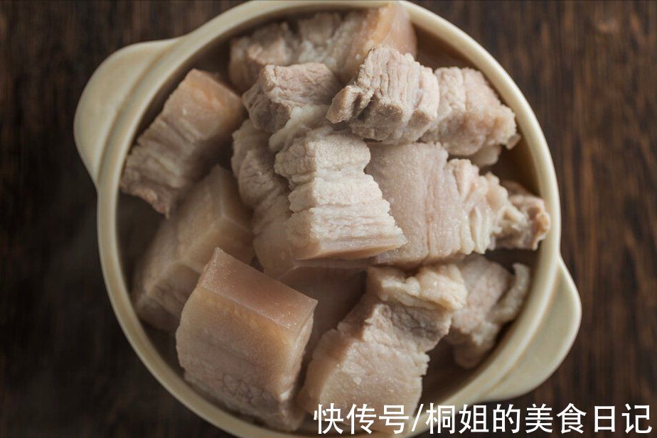 炖红烧肉,不用油不用水,牢记3个窍门,出锅又香又糯,入口即化