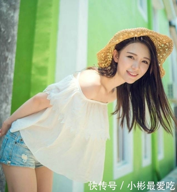 紧身|紧身牛仔裤小姐姐,穿搭很时尚,勾勒出腿部的纤细曲线!