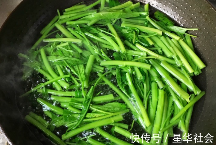 食欲|又到了吃空心菜的最佳季节,炒出来脆嫩爽口不发黑,很有食欲