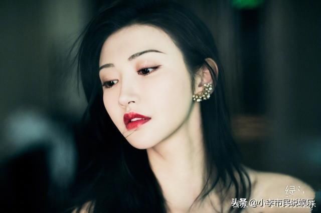 《王牌对王牌》景甜主动模仿宋小宝爬行，这一点比白冰强多了