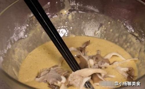 炸平菇时,有人用面粉有人用淀粉,大错特错!大厨教你最正确做法