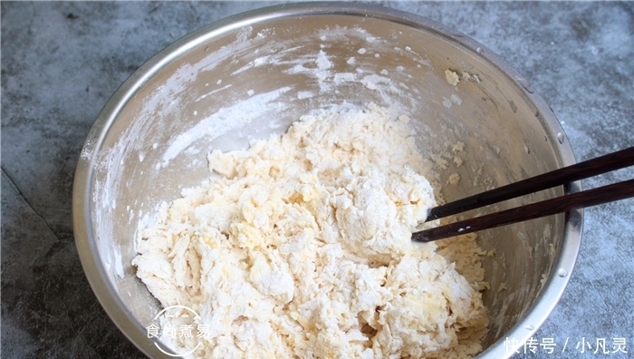  油条自己在家做，蓬松香软又清爽，好吃不油腻，比市售的健康