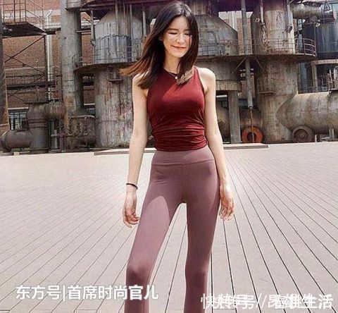 女神魅力|街拍女神魅力的小姐姐，穿搭打底裤，彰显出时尚魅力