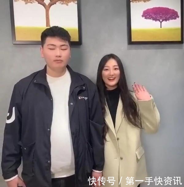 风衣|大衣哥亲家母太时髦!穿白棉服齐刘海皮肤真白,跟陈亚男似姐妹