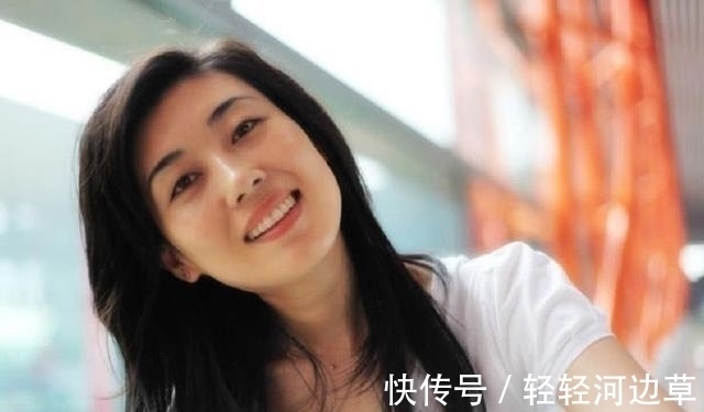 书法!“央视颜霸”李红有气质有才华,还会玩书法,的确令人羡慕!