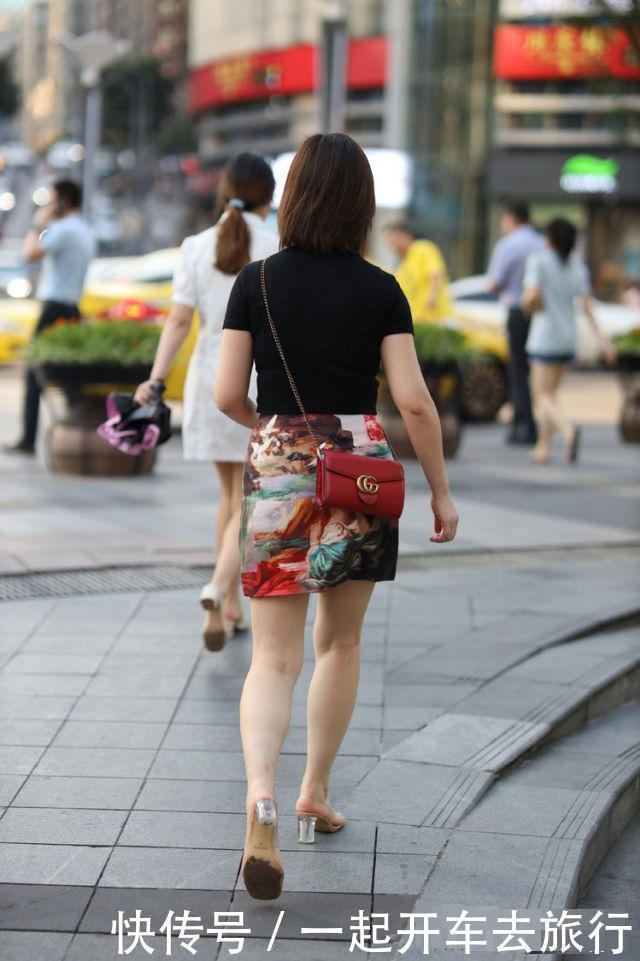 小姐姐半身短裙搭配一件黑色的T恤,轻松美出了新高度