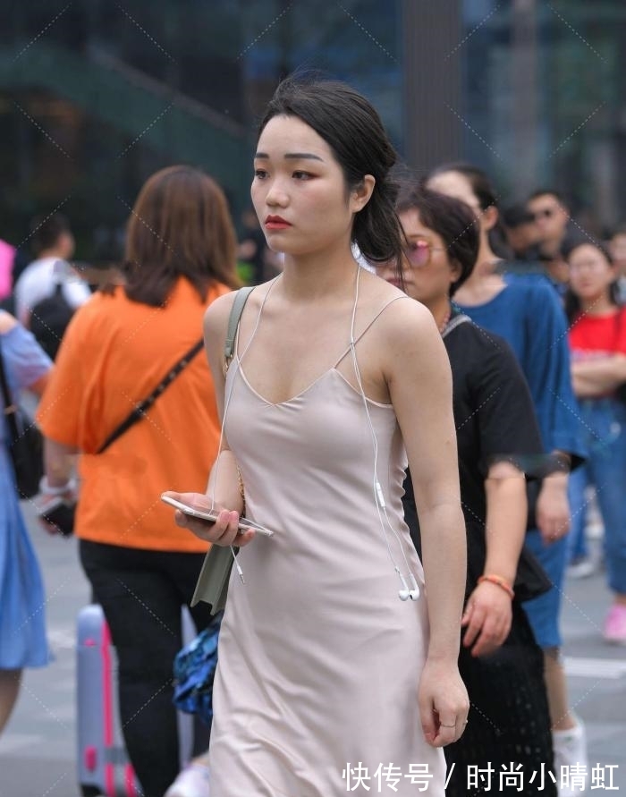 小姐姐 长裙优雅的穿着,体现出一种别样的时尚