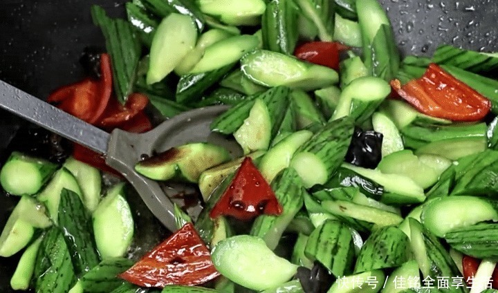 丝瓜炒鸡蛋|秋天此菜正当季,2块钱一斤,简单一炒,鲜嫩可口,好吃又下饭