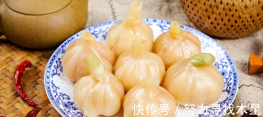 饭店|大蒜里倒入雪碧,原来饭店是如此腌糖蒜的,脆爽可口,好吃不腻!